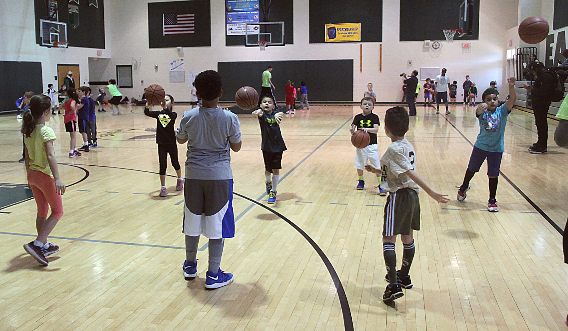 Former NBA player Gheorghe Muresan hosts youth basketball clinic